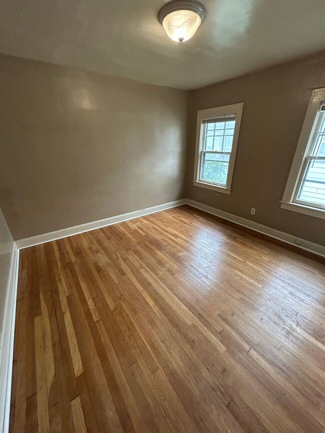 Building Photo - 3 BED 1.5 BATH HOME near UMKC! $1700.00!!!