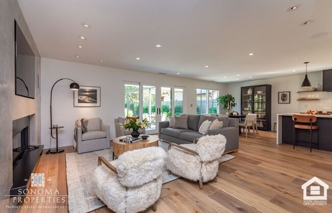 Building Photo - 3 Bedroom Exquisitely Furnished Home