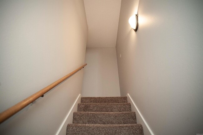 Building Photo - 2209 Lakeshore Dr