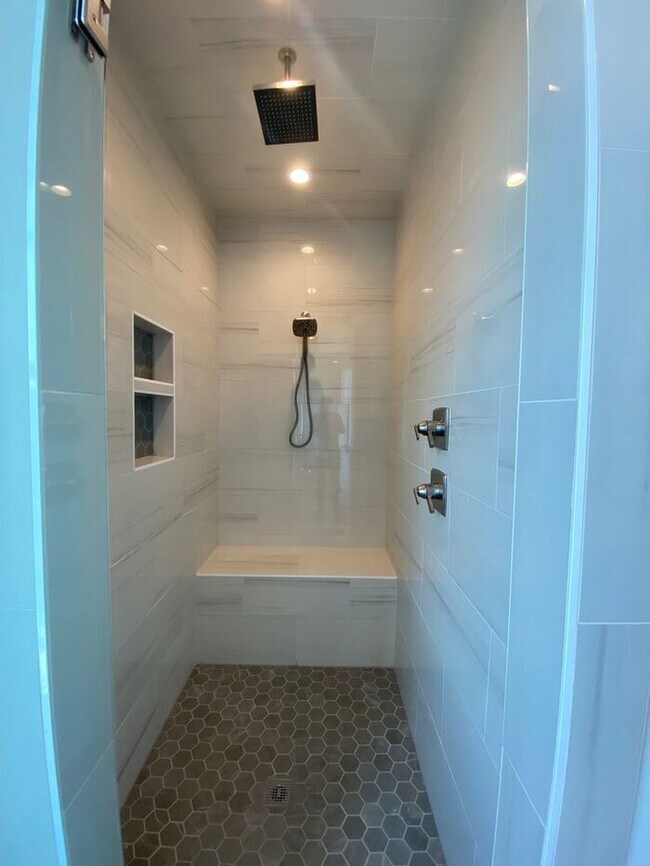 Building Photo - Luxury 4 Bed 3 Bath - 4 Minutes from Downt...
