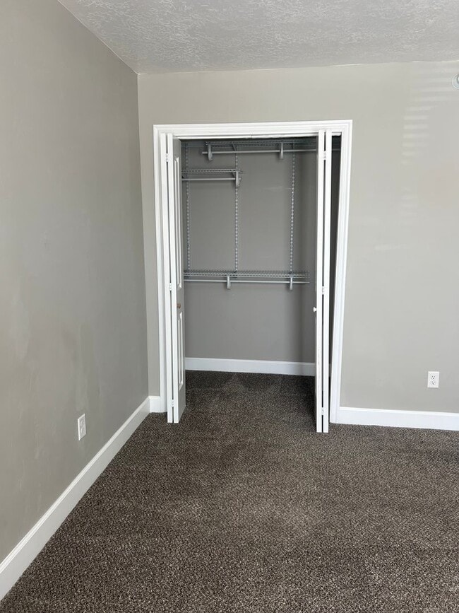 Building Photo - Pet Freindly Townhome