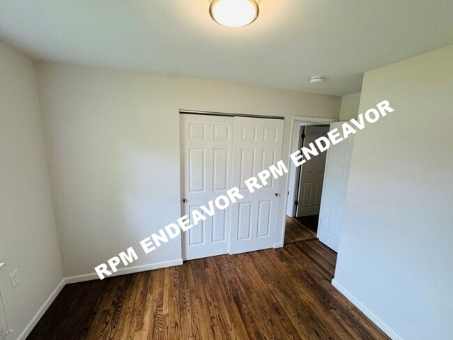 Building Photo - Modern 3-Bed Home in Quiet Neighborhood. F...