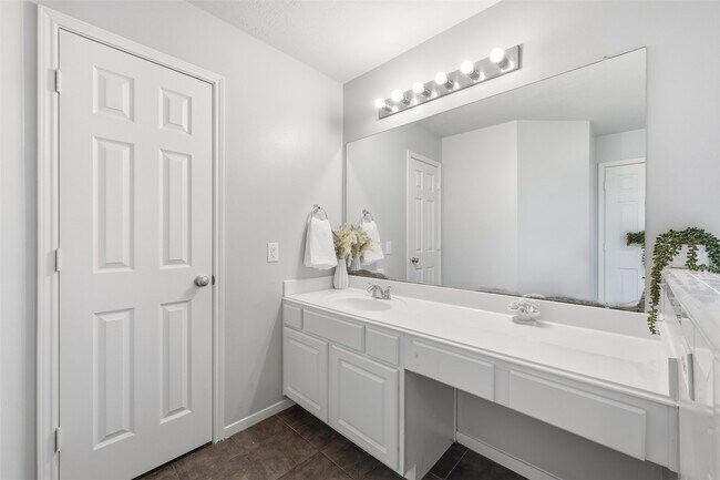 Building Photo - 2319 Falcon Knoll Ln