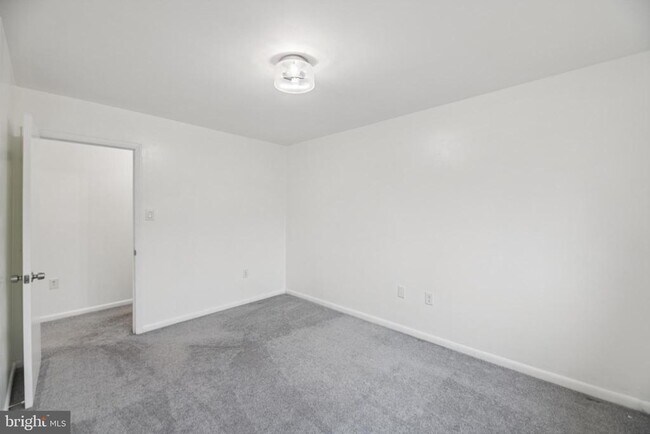 Building Photo - 10607 Weymouth St