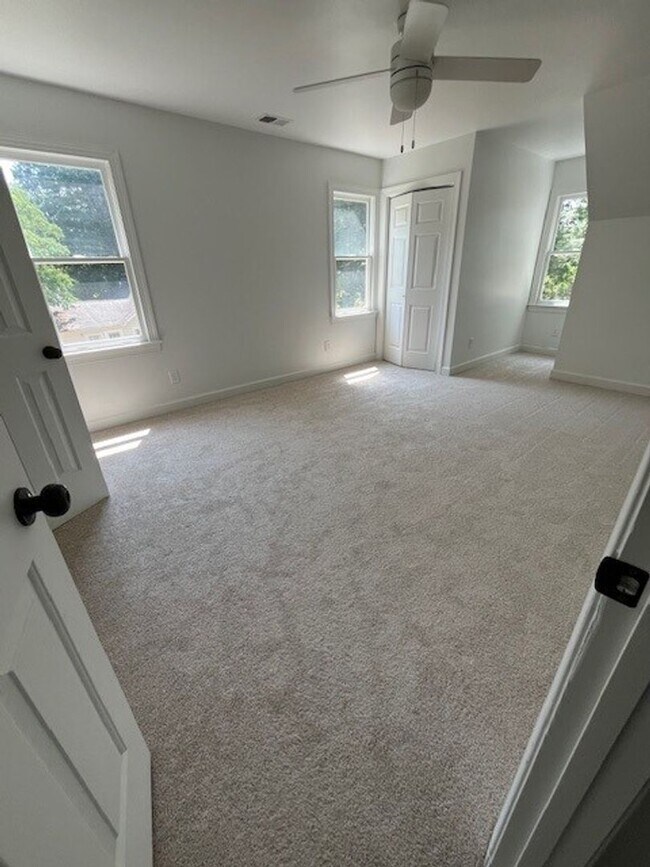 Building Photo - Two-Story Cape Cod- 3 Bed 2 Bath Greensbor...