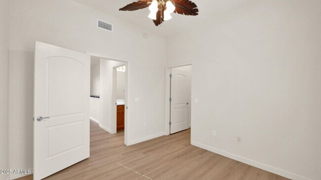 Building Photo - 7027 N Scottsdale Rd