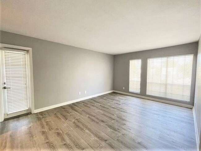 Building Photo - 2 Bedroom / 2 Bath Condo in a guard gated ...