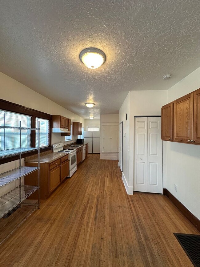 Building Photo - 5 Bedroom House Available Now