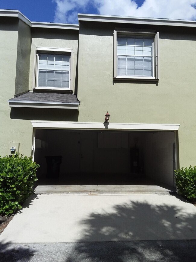 Building Photo - 2410 SE Union Park Dr