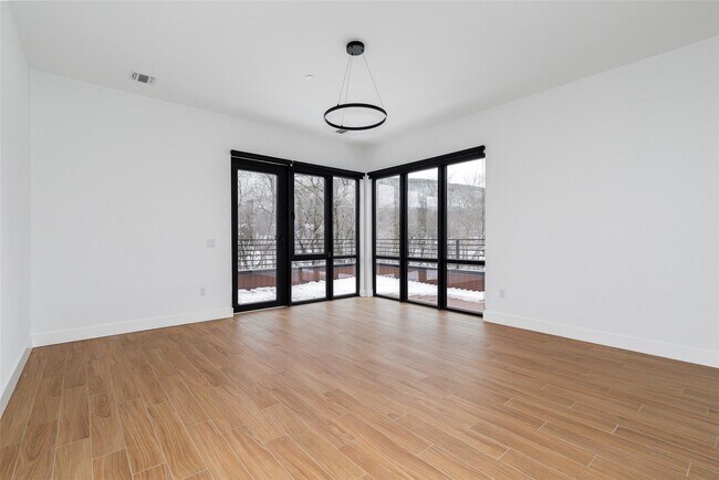 Building Photo - 300 Arno Dr