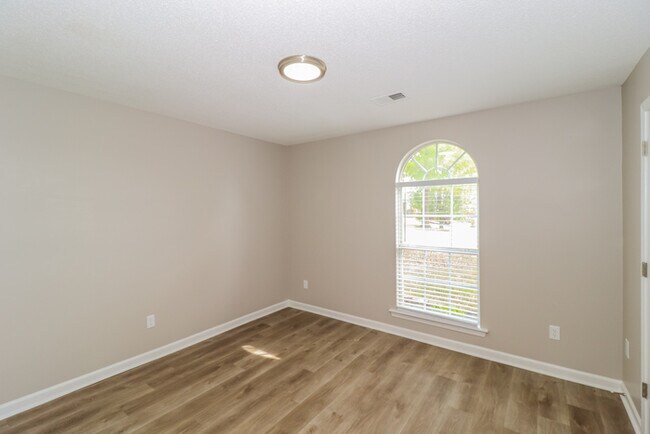 Building Photo - 9920 Averbury Cove