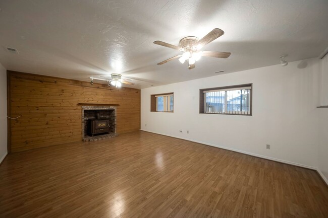 Building Photo - Spacious & Pet-Friendly 4-Bed Home with Mo...