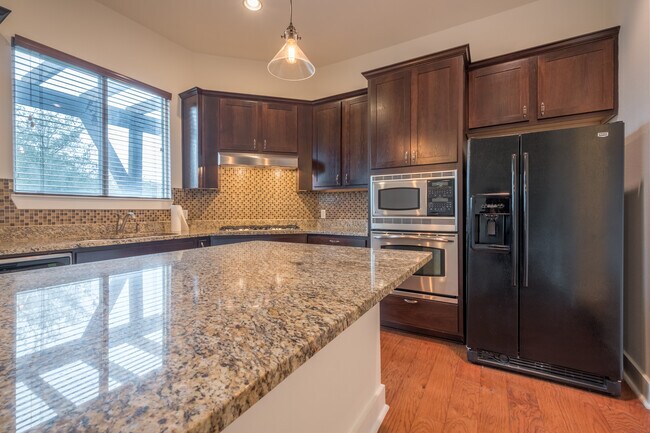 Building Photo - Beautiful 2 Bedroom, 2.5 Bath Townhome in Northwest Austin