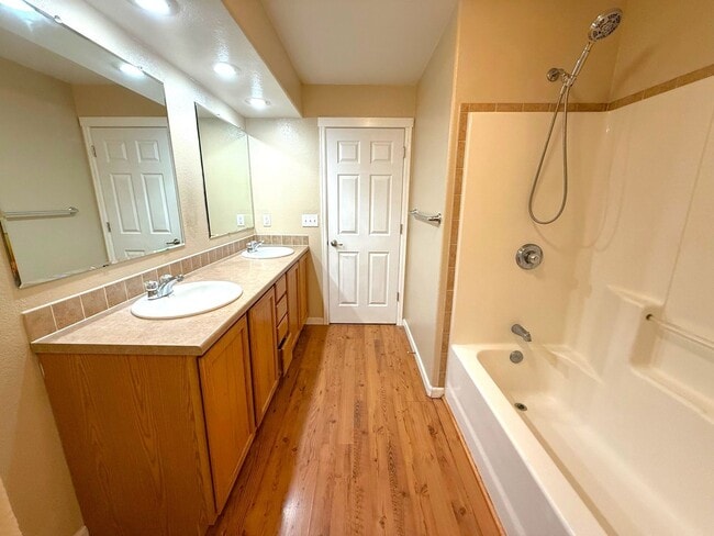 Building Photo - 3 bedroom, 2 bath home with double garage