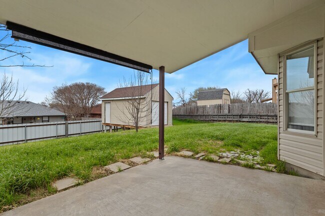 Building Photo - Spacious 2-Story with Loft, Fireplace & Covered Patio