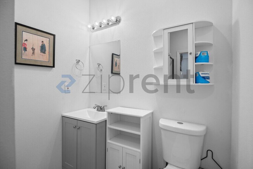 Building Photo - 2661 S King Rd