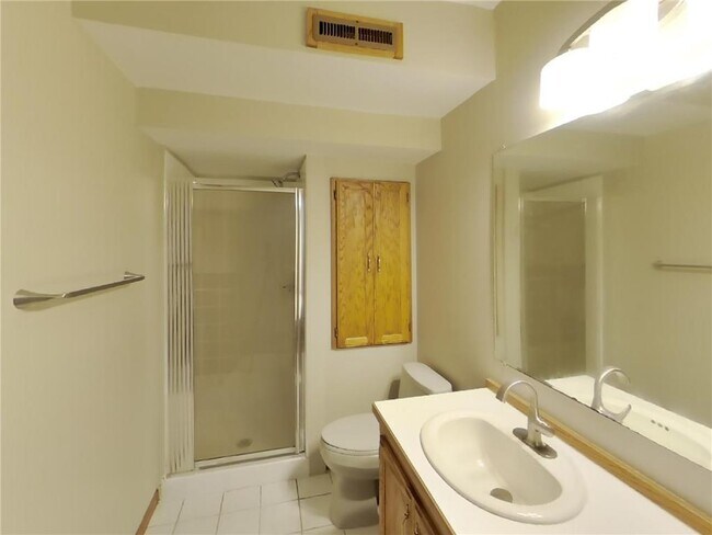 Building Photo - 5585 Rosewood Ln