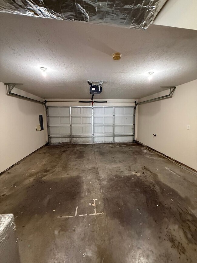 Building Photo - Charming 3 Bedroom 2.5 Bath townhome in Powell