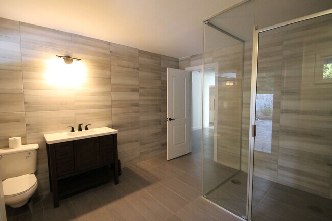 Building Photo - 421 Lakeside Dr