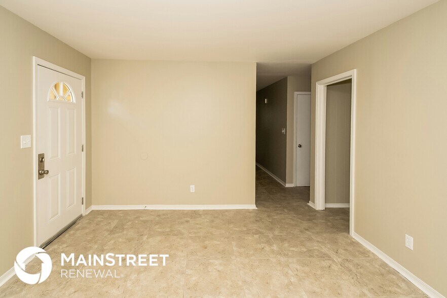 Building Photo - 1525 Pine Tree Dr