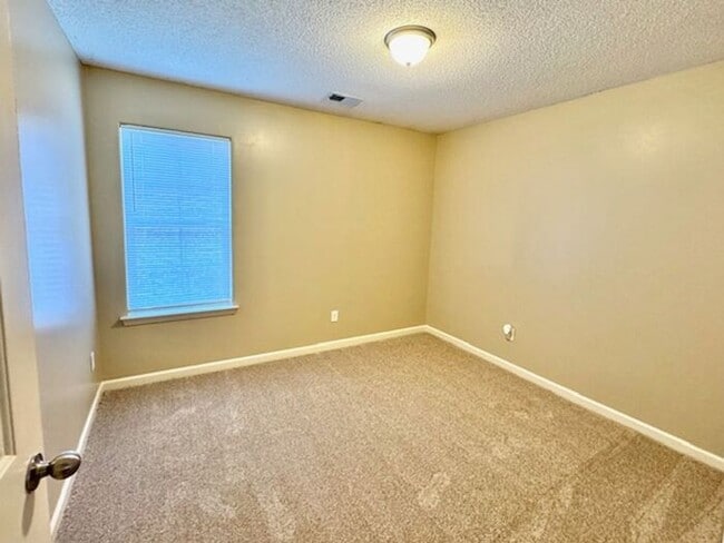 Building Photo - Move In Special! Check Out This 3 Bedroom ...