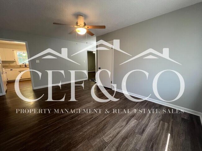 Building Photo - Beautifully updated 2 bedroom duplex!