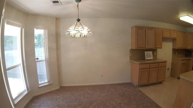 Building Photo - 2100 Silver Fox Dr