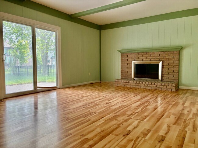 Building Photo - 3550 Kings Point Dr