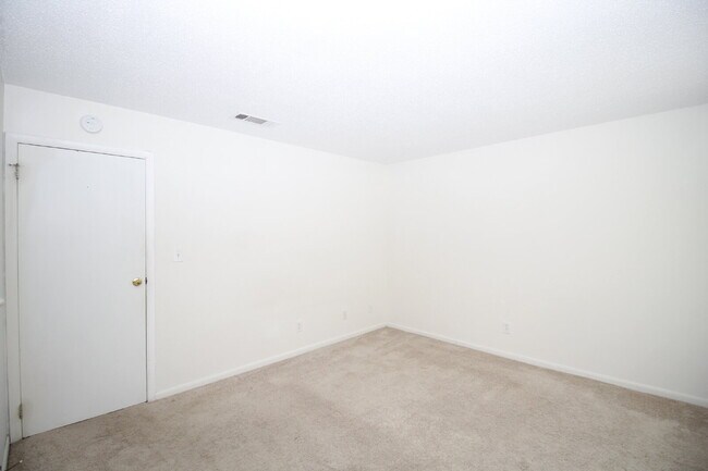 Building Photo - 2-Bedroom Waterfront Townhouse with Commun...