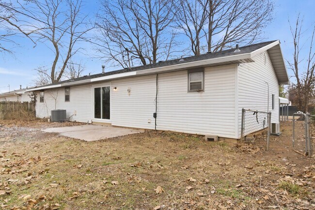 Building Photo - 4 Bedroom home 2 bath Available NOW!