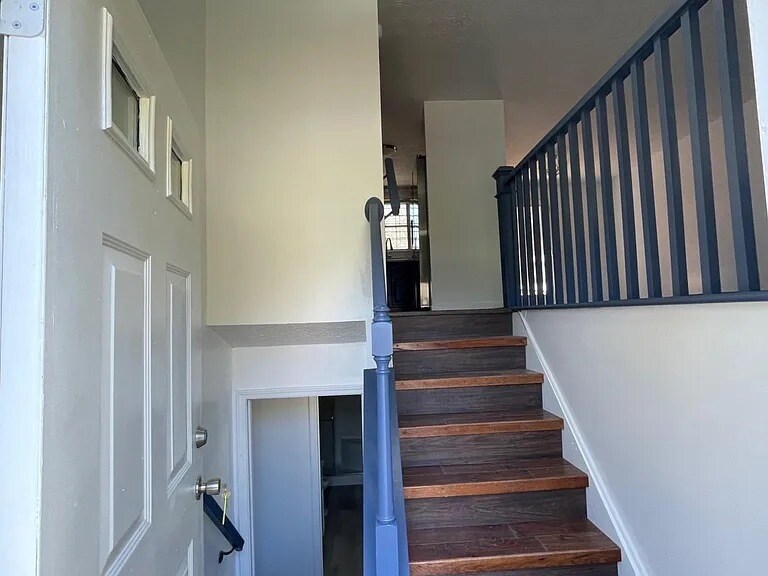 Building Photo - 1637 River Crest Dr