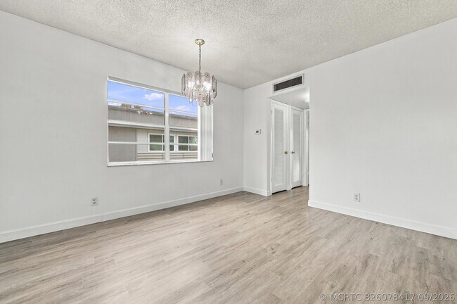 Building Photo - 809 Flanders Q