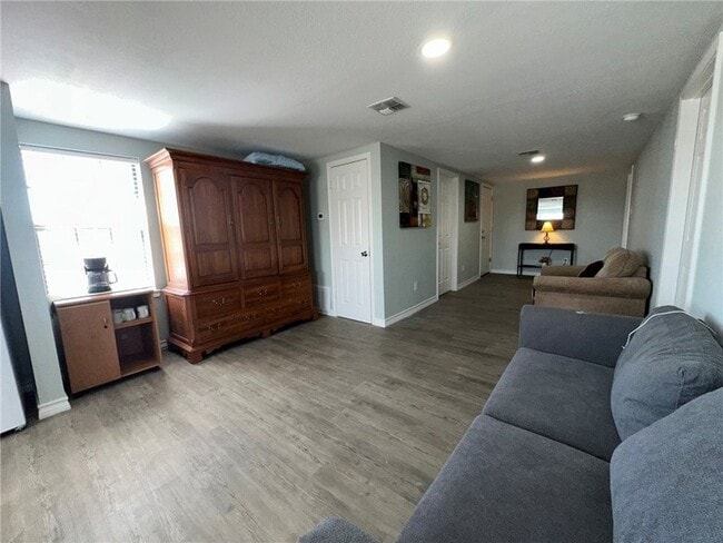 Building Photo - 201 Volpe Cir