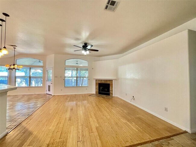 Building Photo - 2204 Zoa Dr