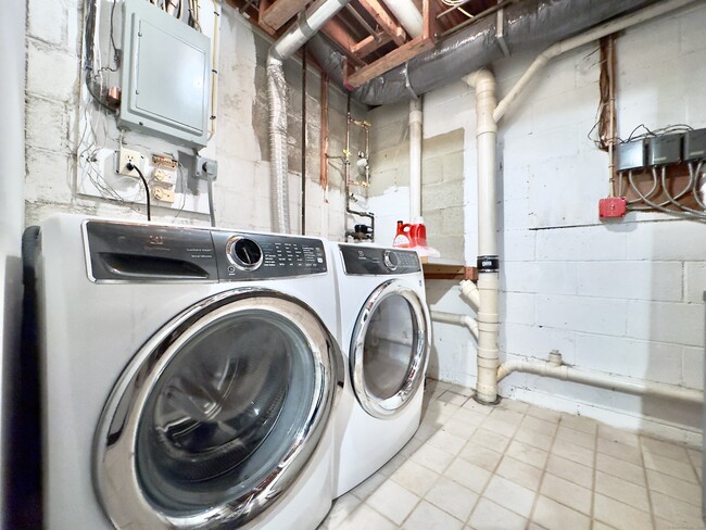 Building Photo - 48 Pemberwick Rd