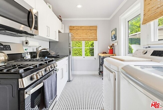 Building Photo - 516 S Rimpau Blvd