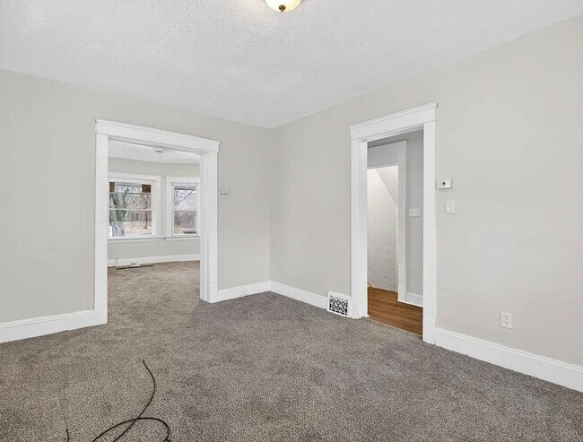 Building Photo - Spacious 5-bedroom, 2-bath single-family home