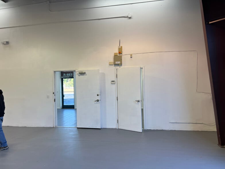 Building Photo - 128 Elk Dr