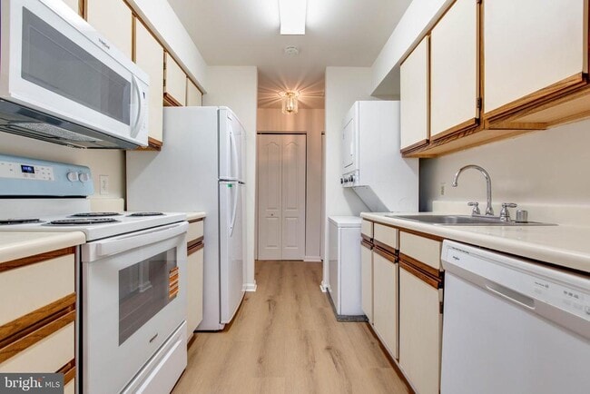 Building Photo - 8399 Montgomery Run Rd