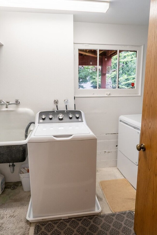 Building Photo - 4Bd/1.5Ba Seattle House