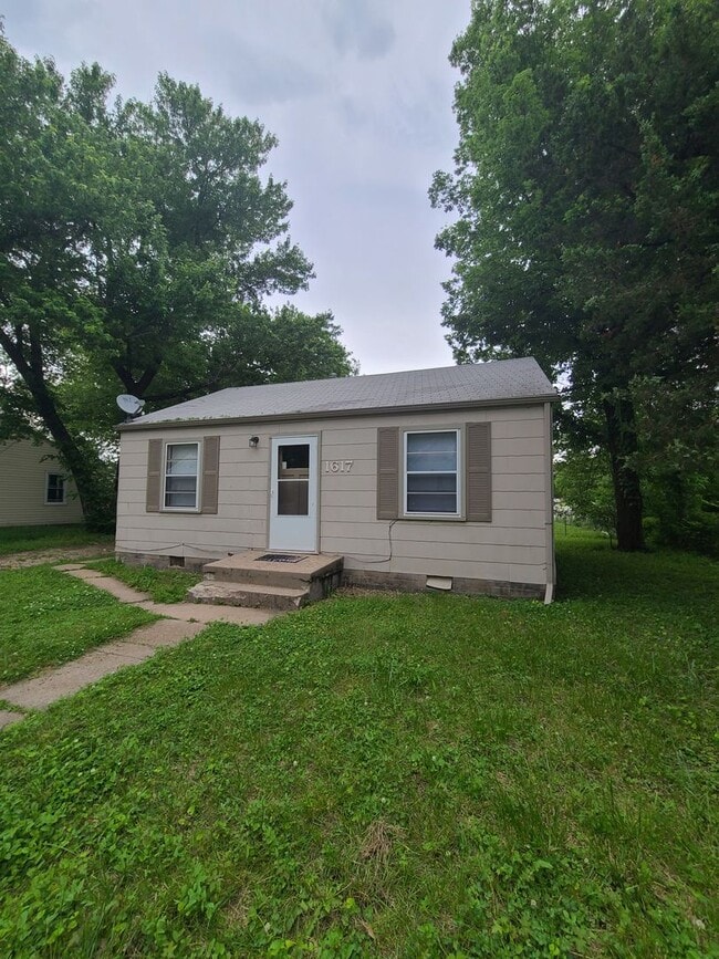Primary Photo - 2 Bedroom Single Family Home Pet Friendly