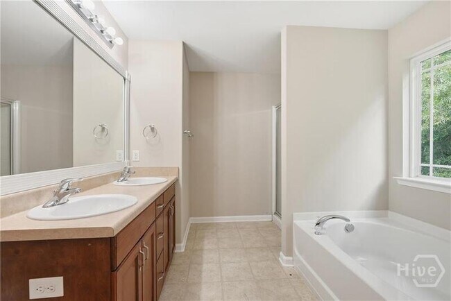 Building Photo - 380 Summer Hill Way