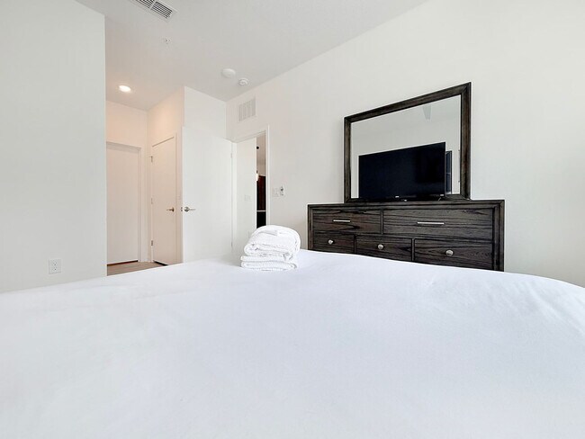 Building Photo - 12122 54th Dr E