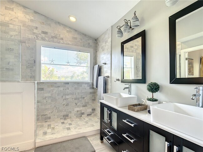 Building Photo - 13633 Admiral Ct