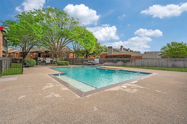 Building Photo - 401 Pebble Way