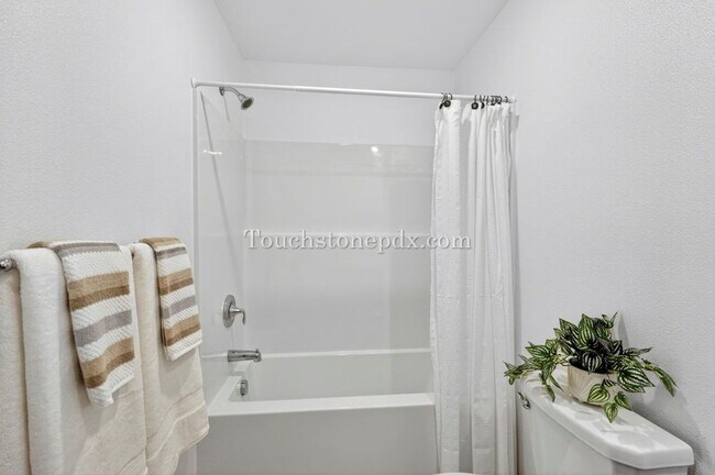 Building Photo - Recently Built Woodburn Townhome Featuring A/C