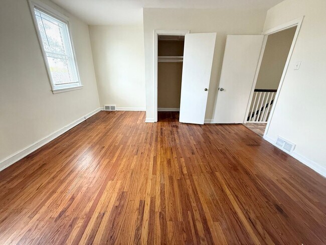 Building Photo - Gorgeous 3-Bed Townhome in Lawncrest! Available NOW!