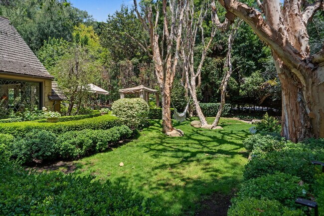 Building Photo - 575 N Beverly Glen Blvd