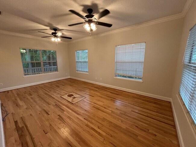 Building Photo - Spacious and Perfectly located 4/2 home in...