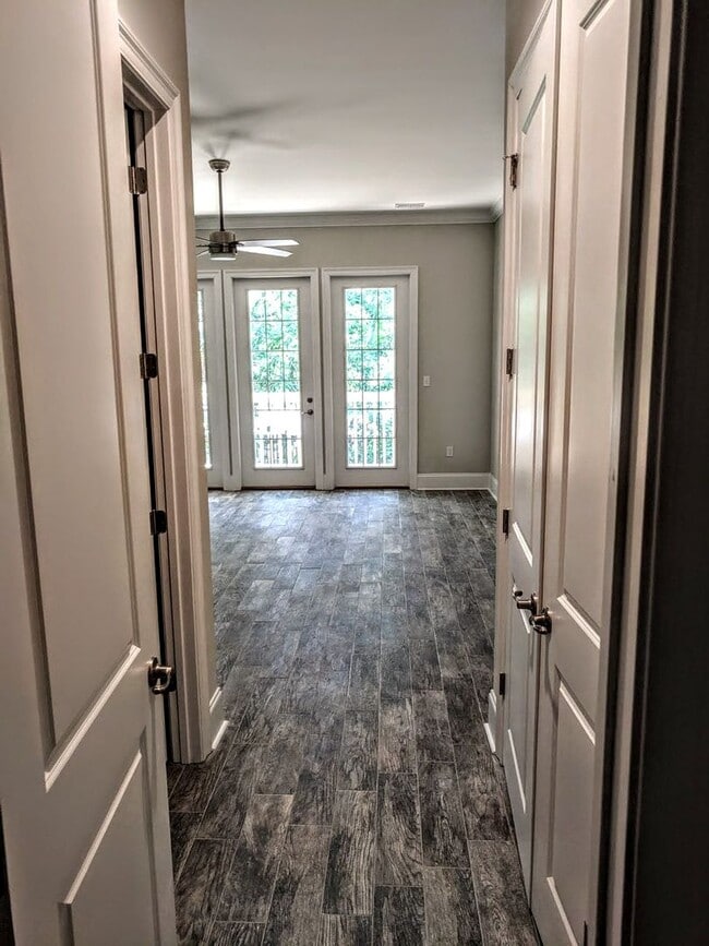 Building Photo - An amazing Townhouse for people who like b...
